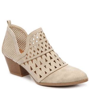 Qupid Travis-06 Stone Distressed Booties